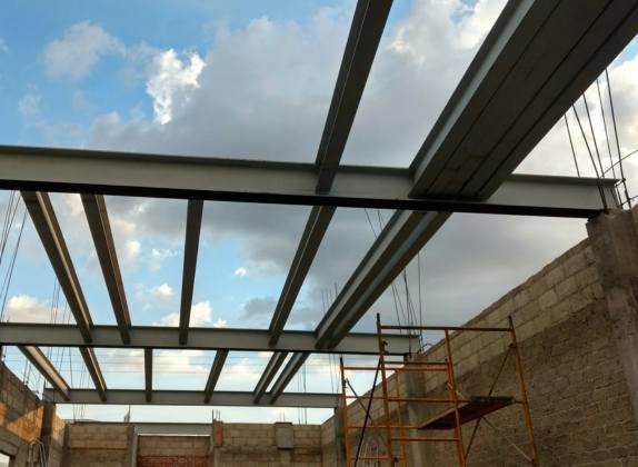 Construcción con vigas de acero