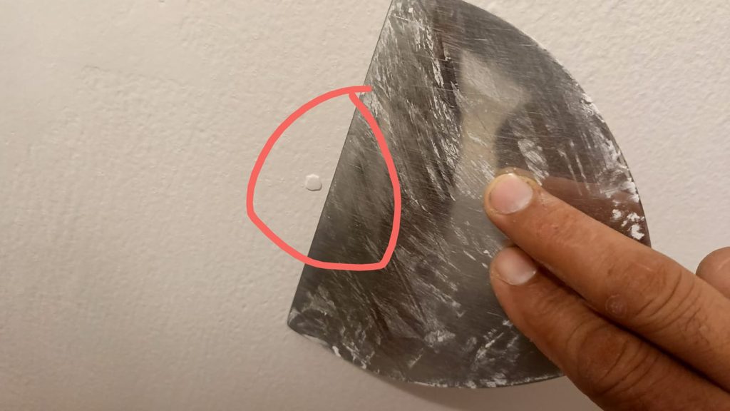 como aplicar estuco en una pared pintada